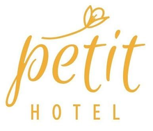 Logotipo del Petit Hotel en letra cursiva dorada con una pequeña flor encima del texto.