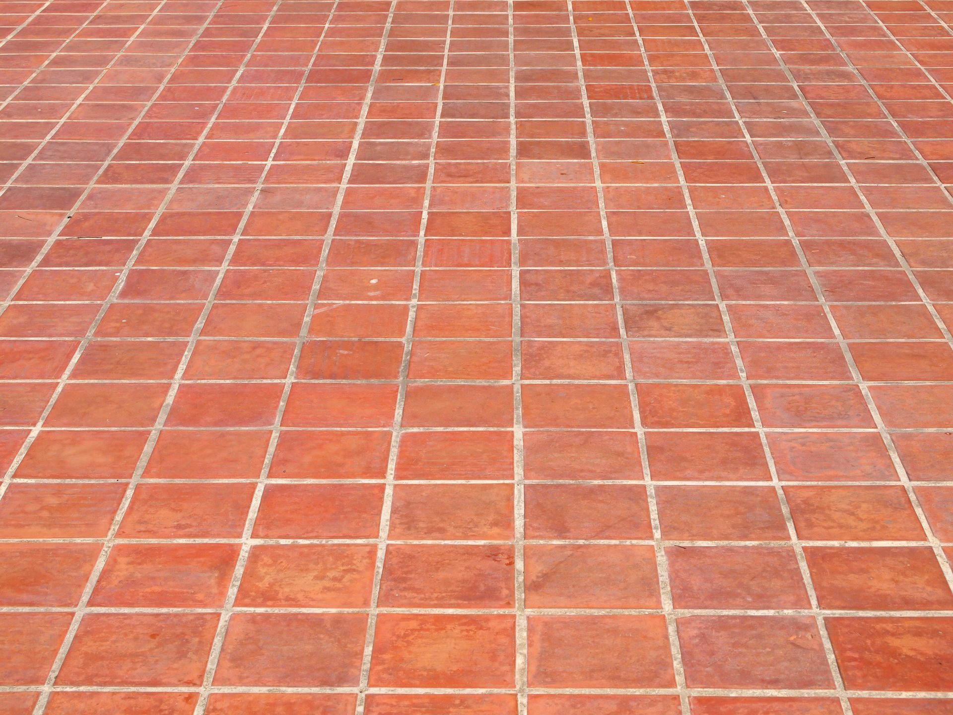 Un primo piano di un pavimento in piastrelle rosse