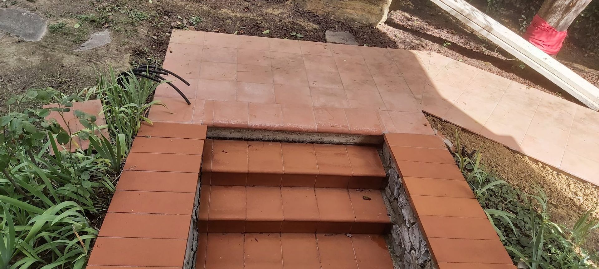 Una serie di scale in mattoni che conducono a un'area erbosa.