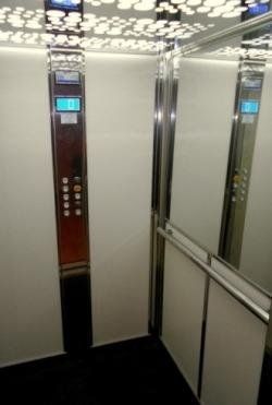 ascensore con parete a specchio e pulsantiera
