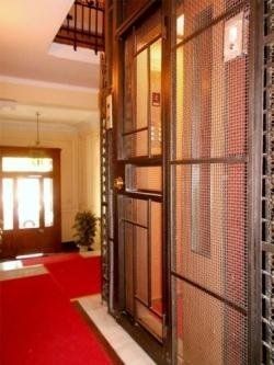 ascensore con struttura a rete in palazzo storico