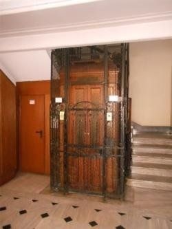 ascensore in legno con struttura in metallo