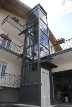 ascensore a vetro installato esternamente