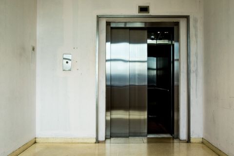 ascensore con porta scorrevole