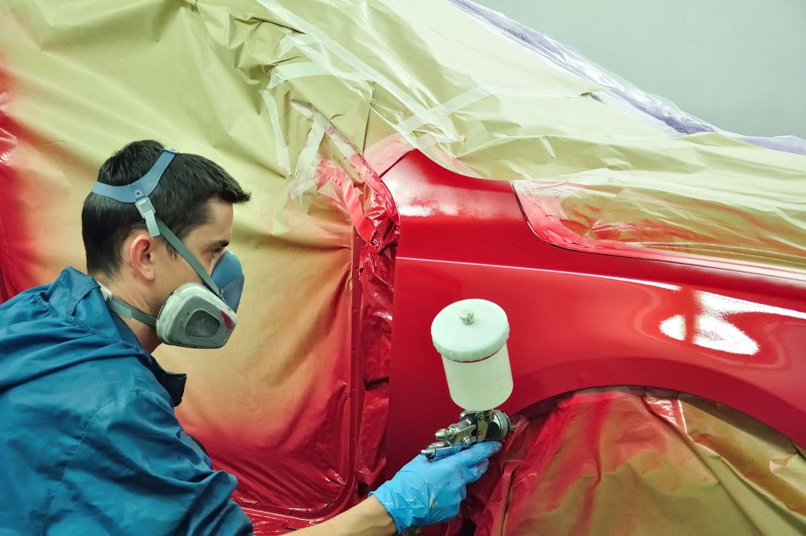 Verniciatura professionale di un'auto