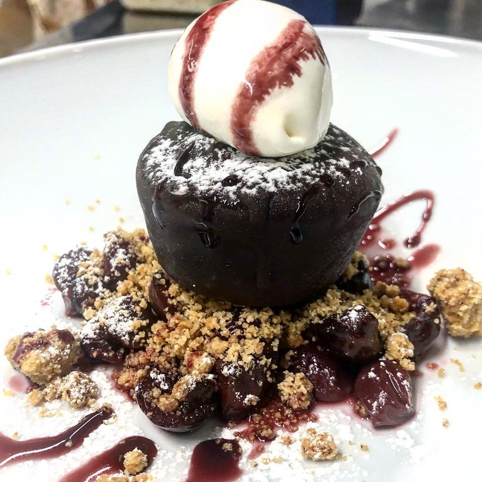 dessert al cioccolato e amarene