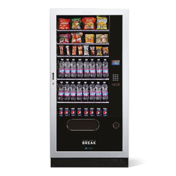 un distributore automatico pieno di bevande e snack su uno sfondo bianco.