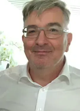 Porträt von Stephan Gläsner, Inhaber von dem Bestattungsunternehmen Gläsner Bestattungen. Persönlicher Ansprechpartner für Bestattungen in Darmstadt