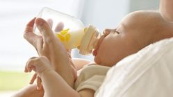 Ein Baby trinkt Milch aus einer Flasche.