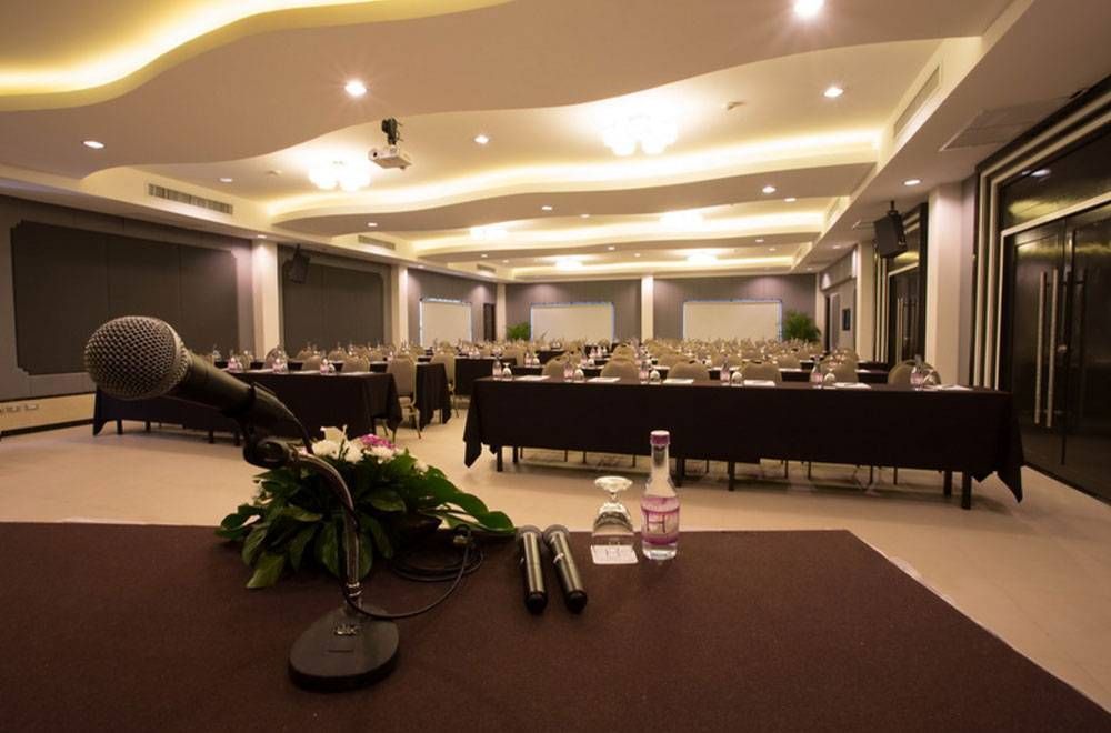 会议室里有麦克风、桌椅，已布置好，准备进行演示。