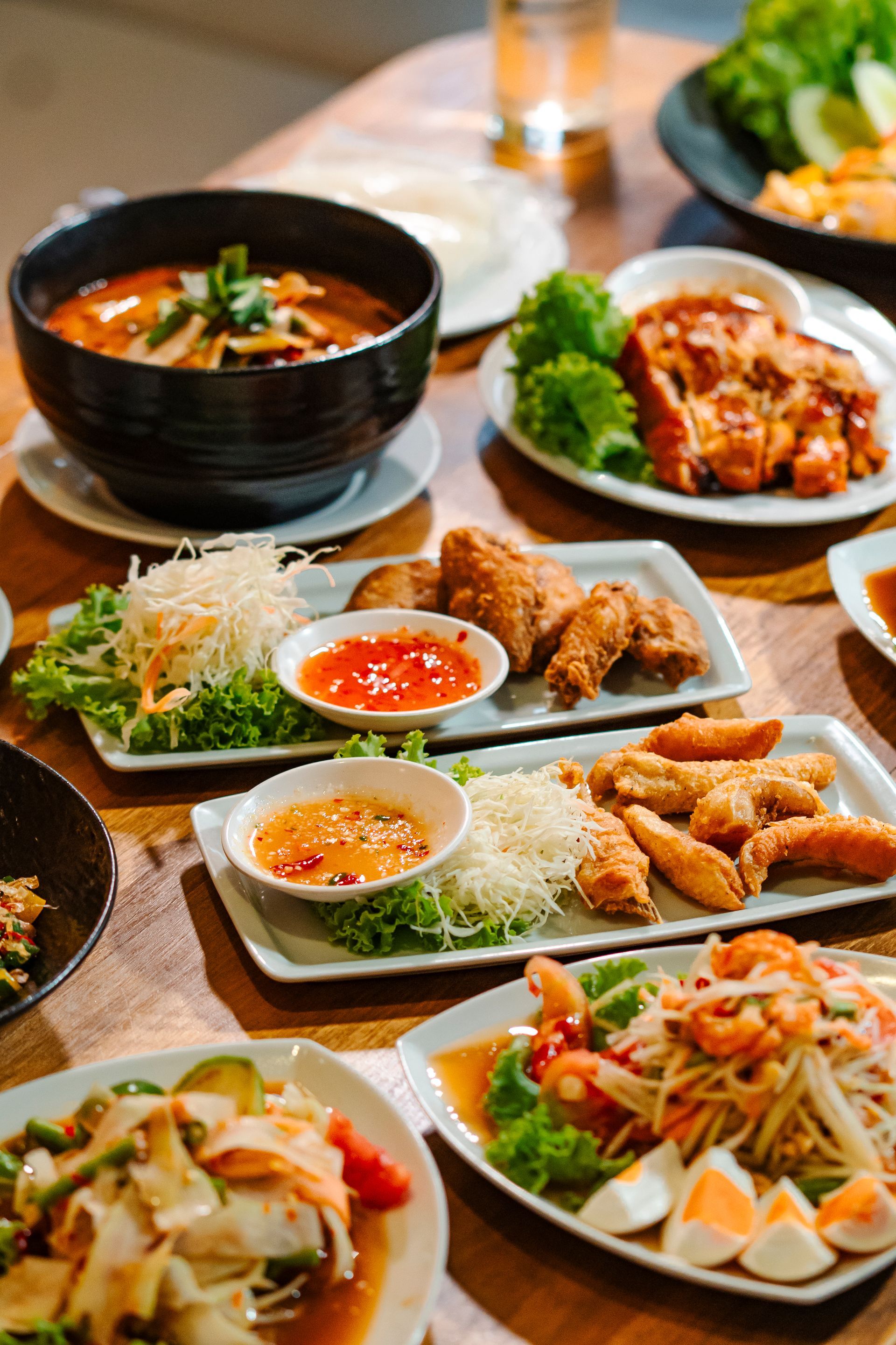 泰式菜肴：汤、炸鸡、青木瓜沙拉和蘸酱。