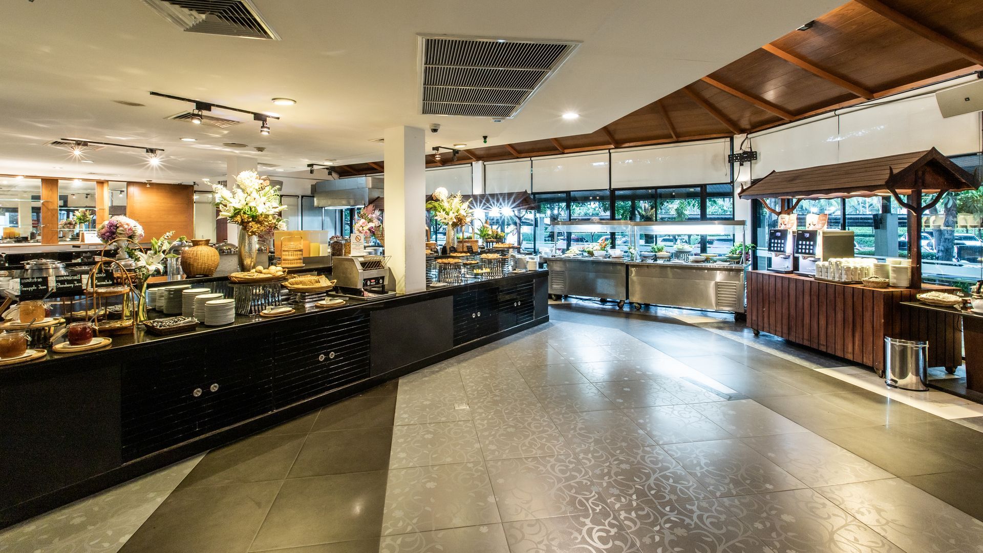 自助餐区设有各种食品展示柜、光亮的地板和顶灯。