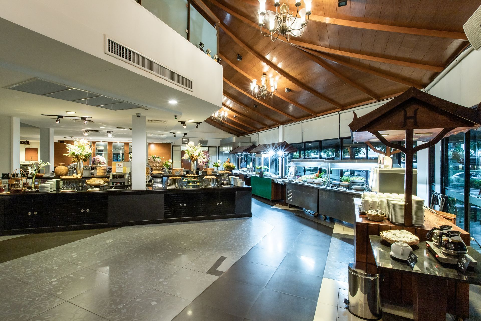 自助餐区设有食品展示柜，上方为木质天花板。