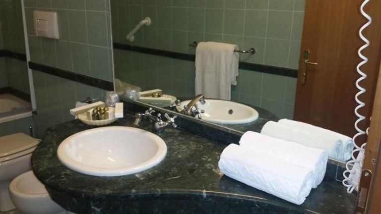 bagno di hotel con top in marmo