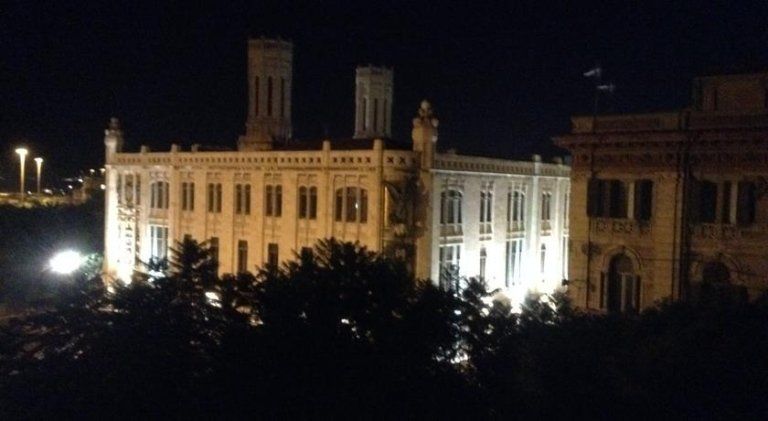 hotel illuminato visto dall'alto