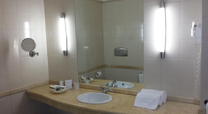 bagno con specchiera in hotel