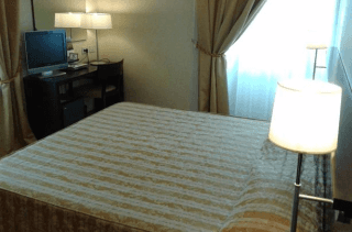 camera da letto matrimoniale in hotel