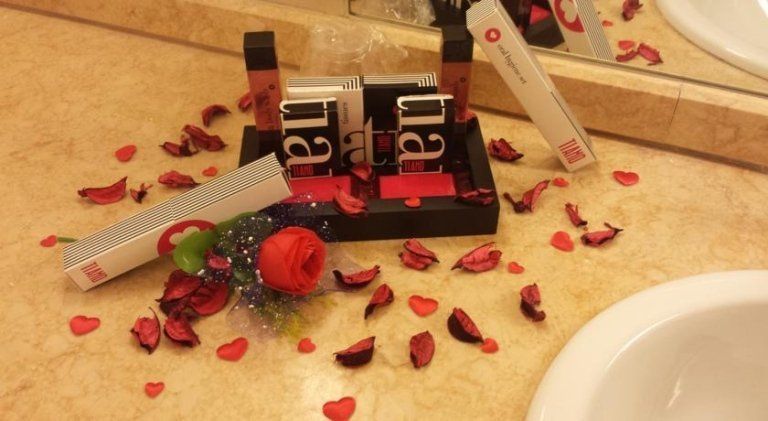 regalo in stanza di hotel