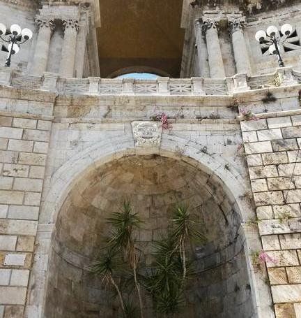 esterno palazzo storico vicino hotel