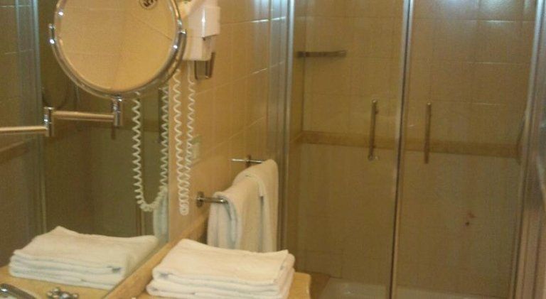 bagno accessoriato in hotel