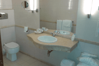 bagno con piastrelle in stanza di hotel