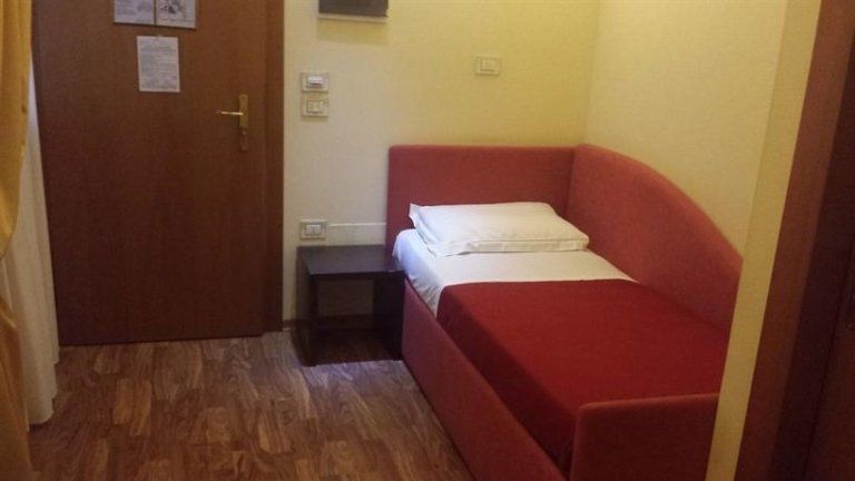 letto singolo in stanza hotel