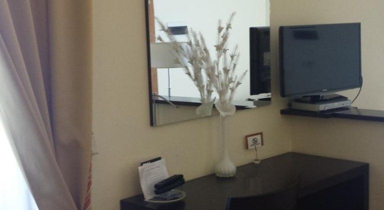 scrivania in stanza di hotel