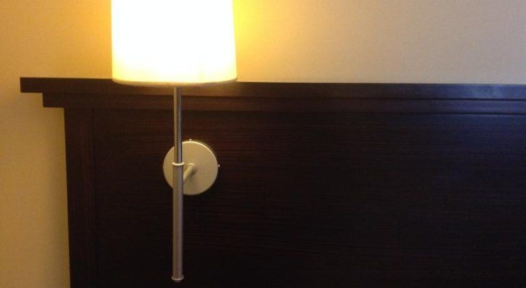 lampada in stanza di hotel