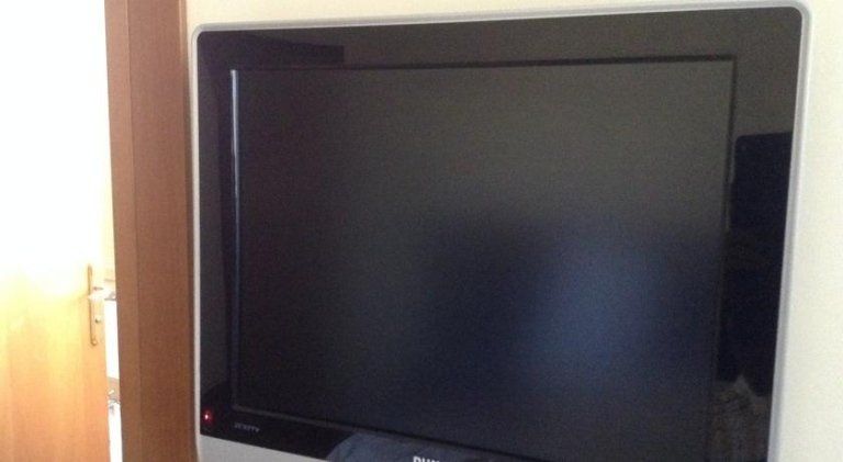 camera di hotel con tv