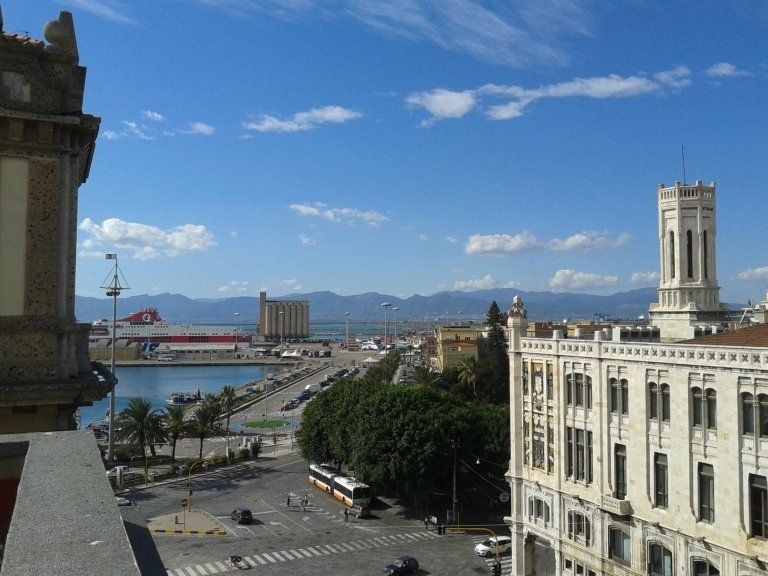 vista di un hotel vicino al mare