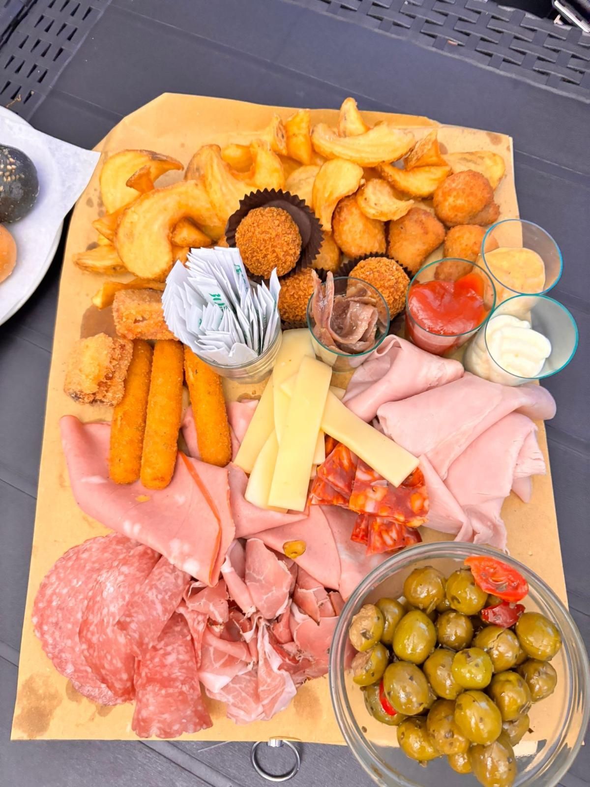 Un tagliere con sopra vari tipi di cibo