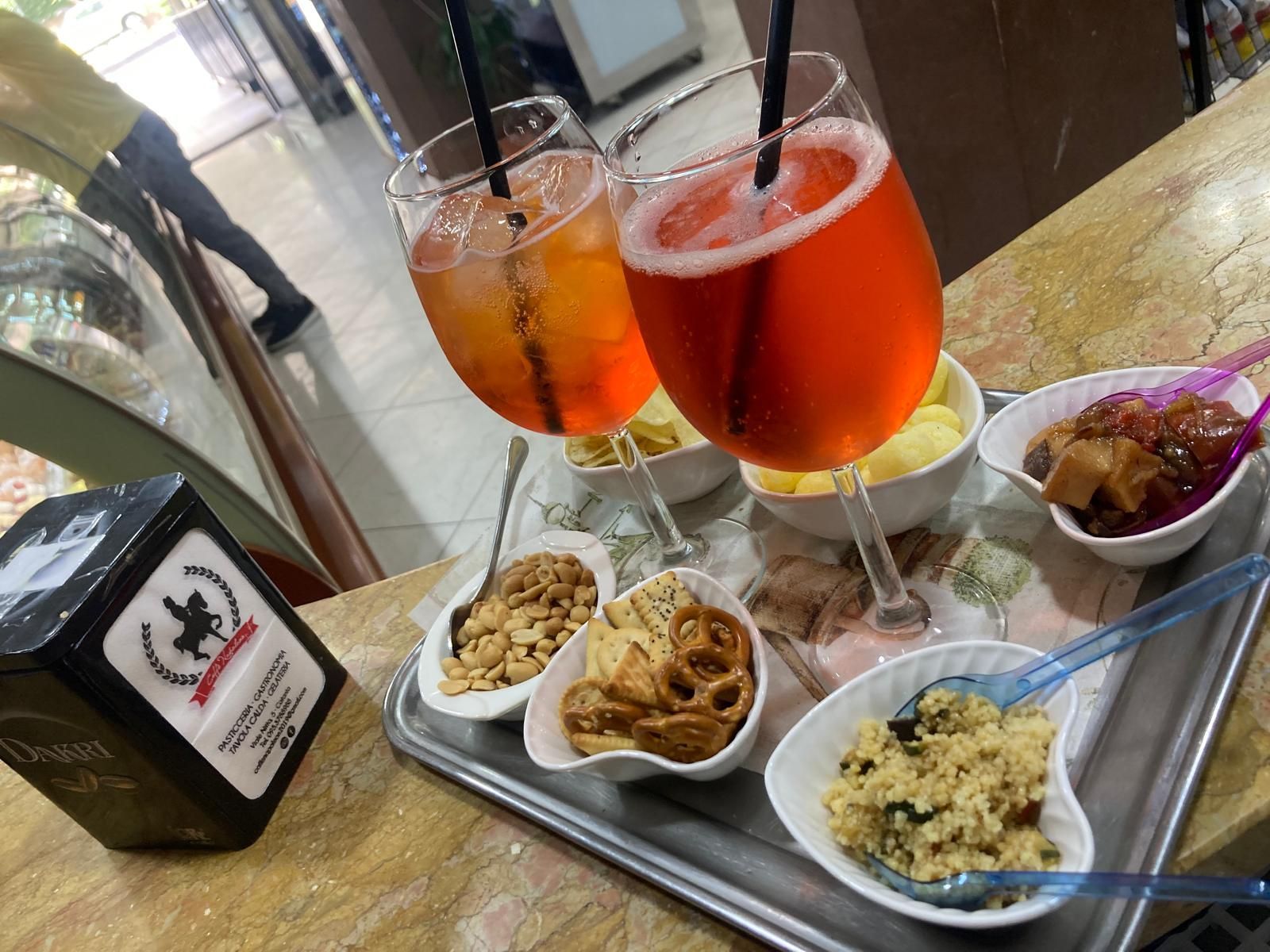 Un vassoio di cibo e bevande su un tavolo.