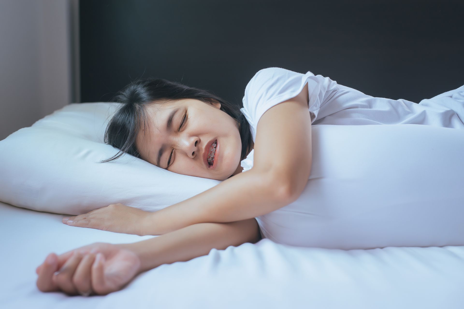 A woman is sleeping while suffering from bruxism