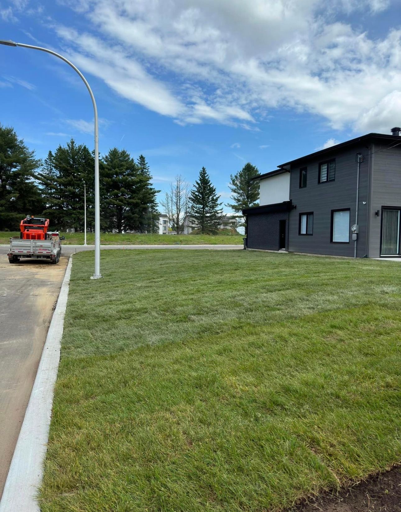 Une grande maison avec une pelouse verte luxuriante devant elle.