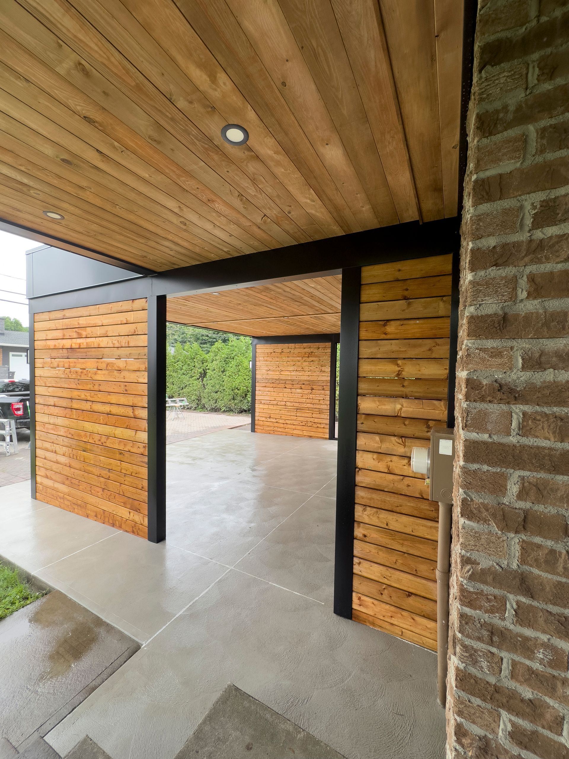 Un bâtiment en brique avec un toit et un mur en bois