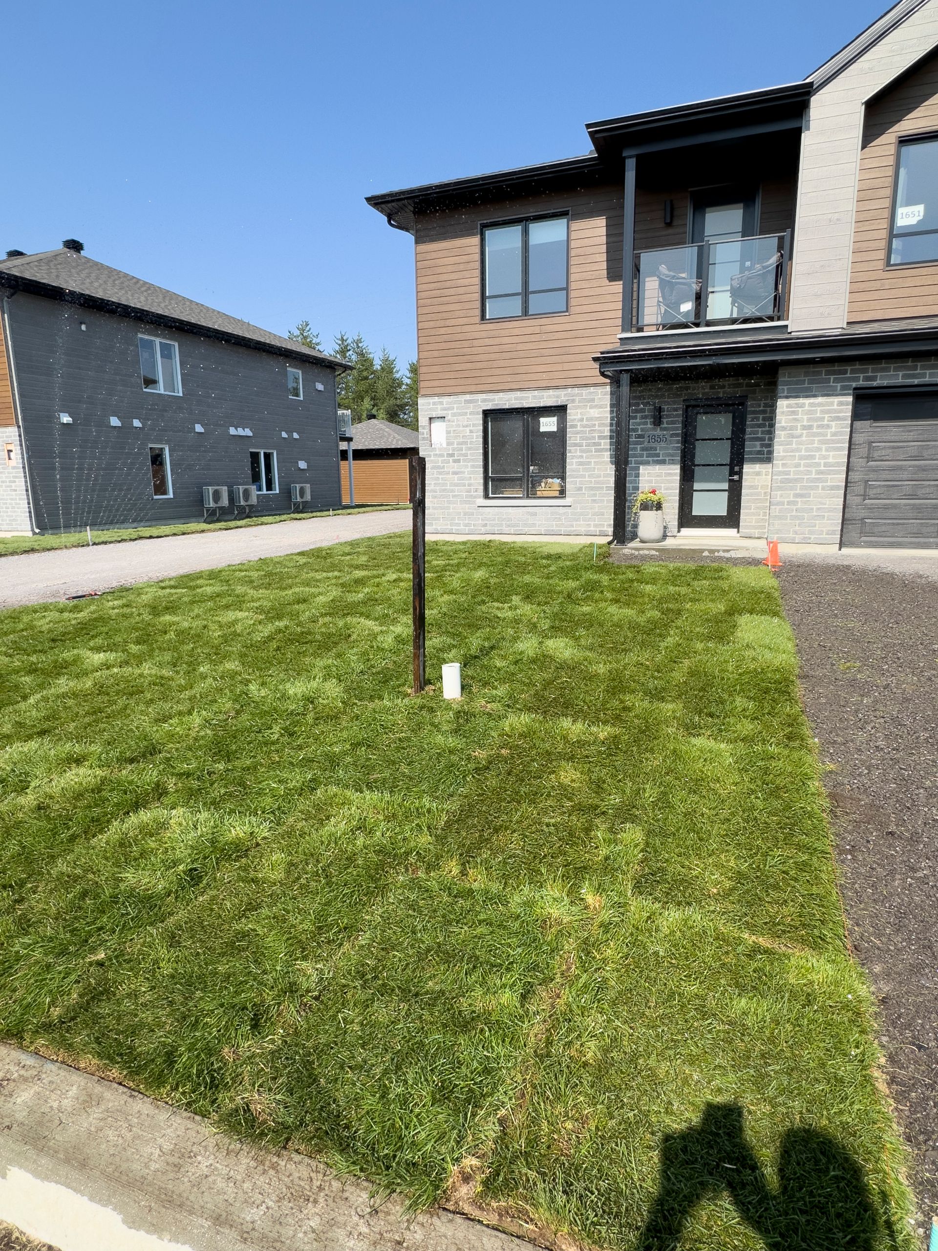 Une grande maison avec une pelouse verte luxuriante devant elle.