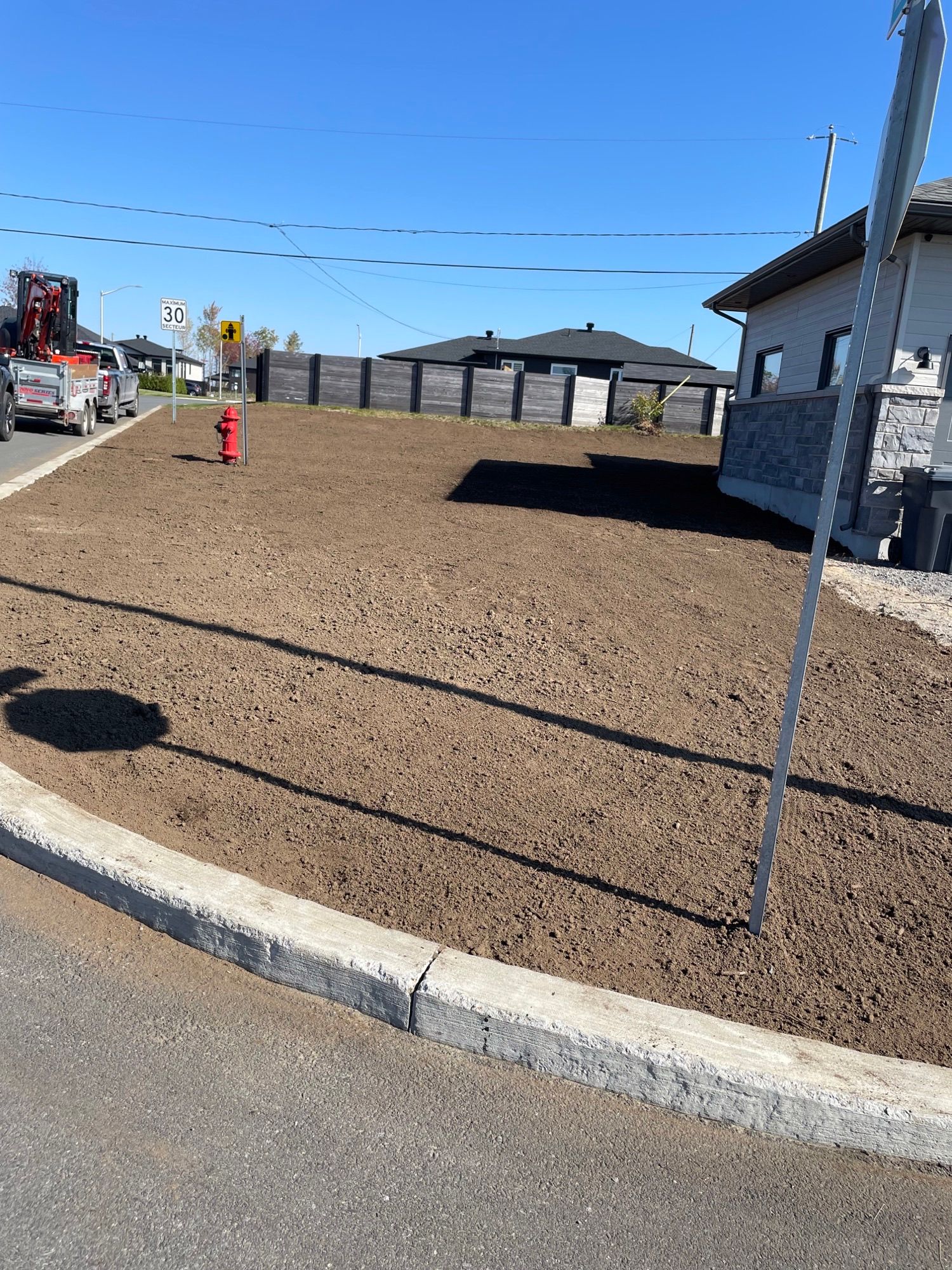il y a une bouche d incendie au milieu de la cour.