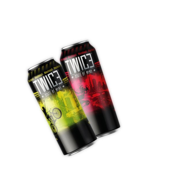 Deux canettes de boisson  fruitées twice sont posées l'une à côté de l'autre sur un fond blanc.