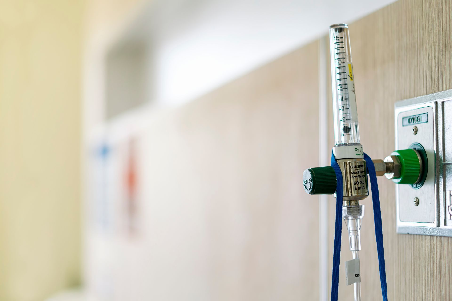 A close up of an oxygen tank in a hospital room.