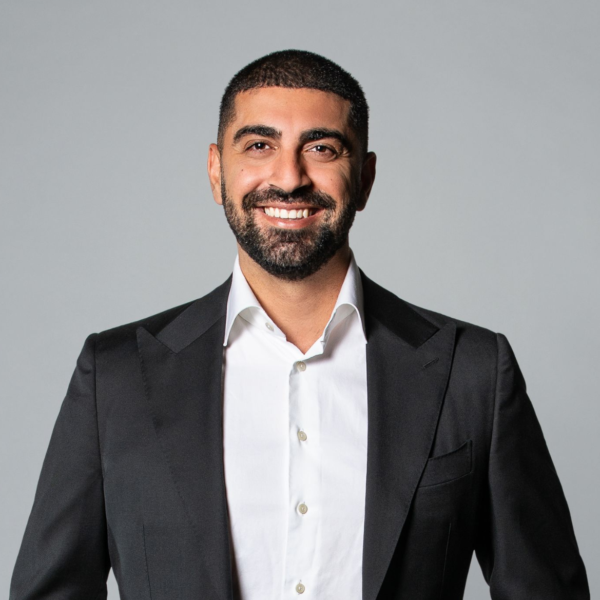 A man wearing a black vest with the word mobius on it