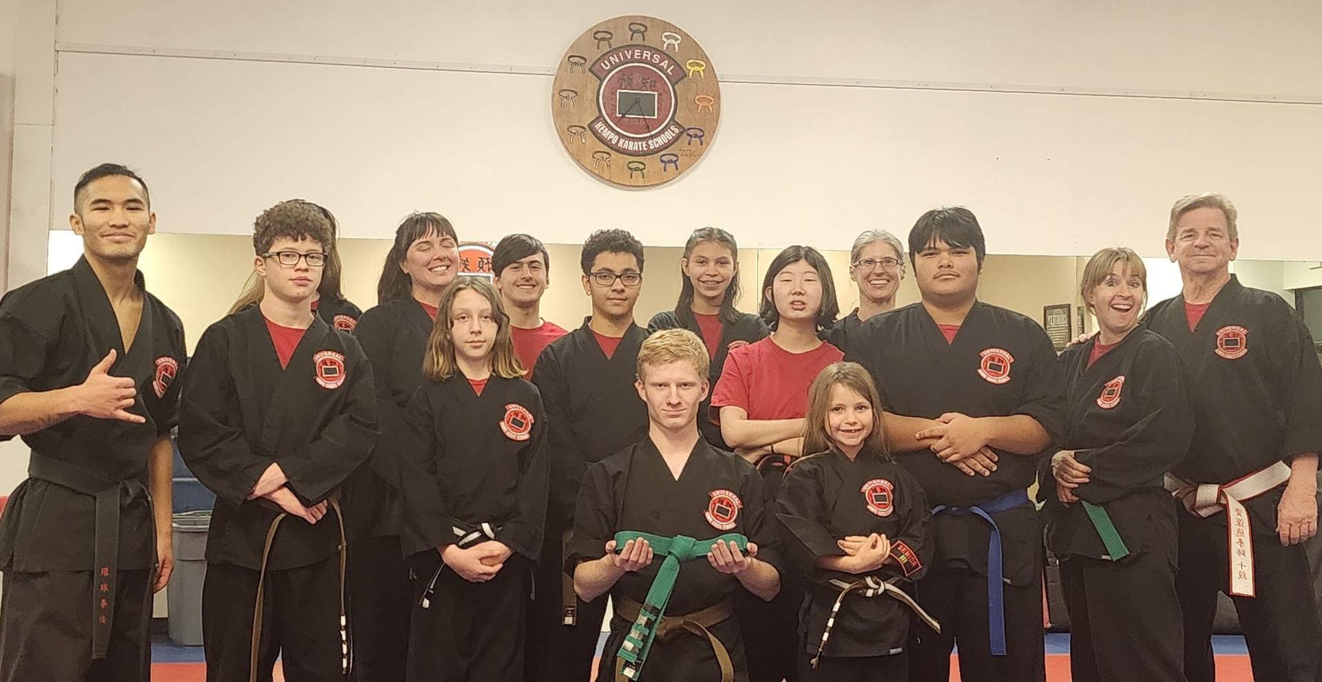 A group of people are posing for a picture in a gym.