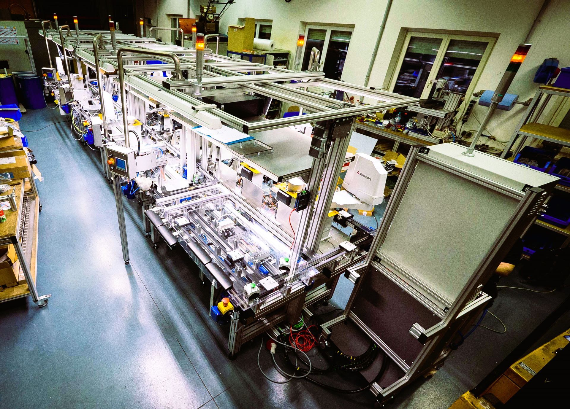 Eine Fabrik mit vielen Maschinen und Kisten auf dem Boden