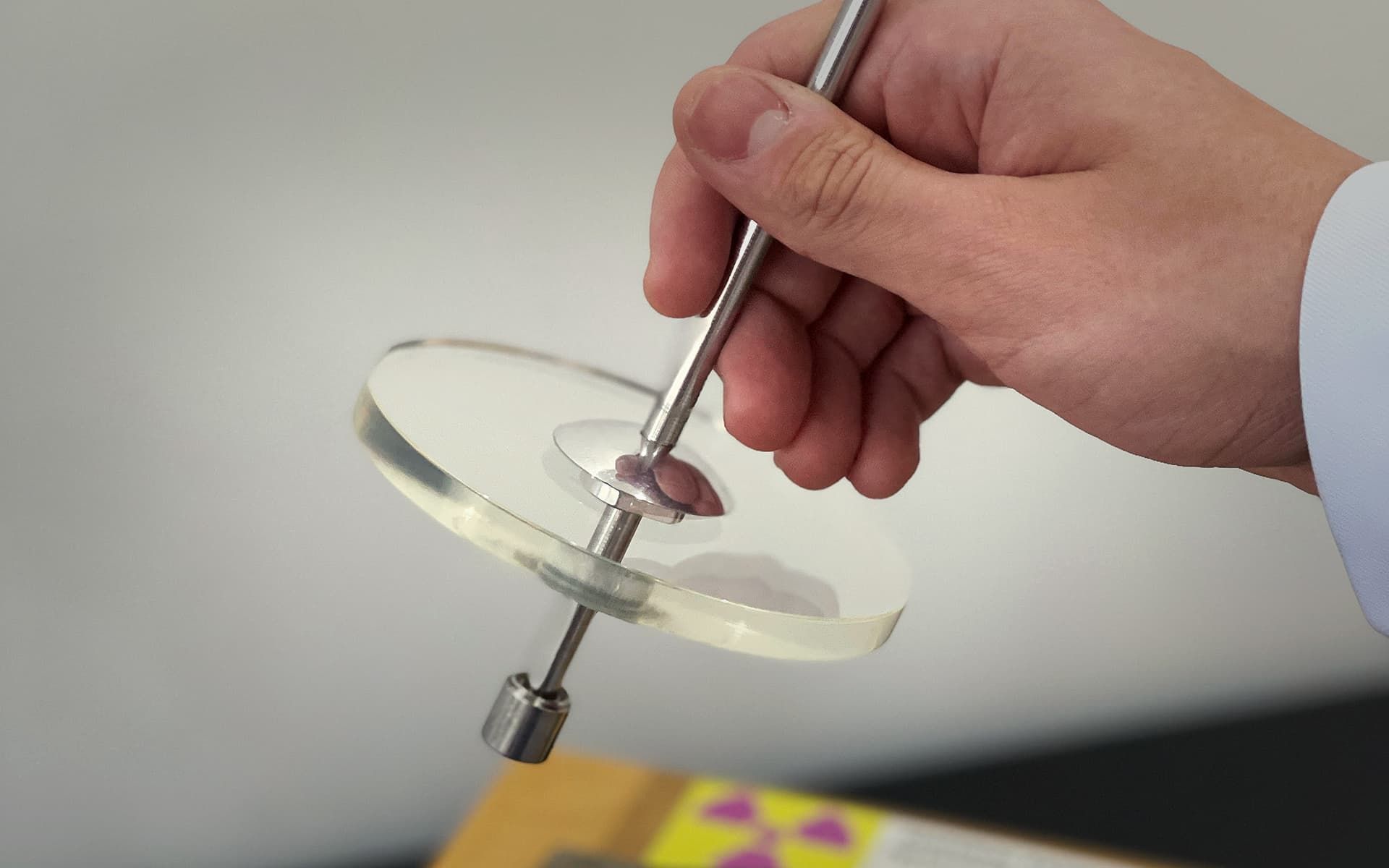 Uma pessoa está segurando uma lupa na mão