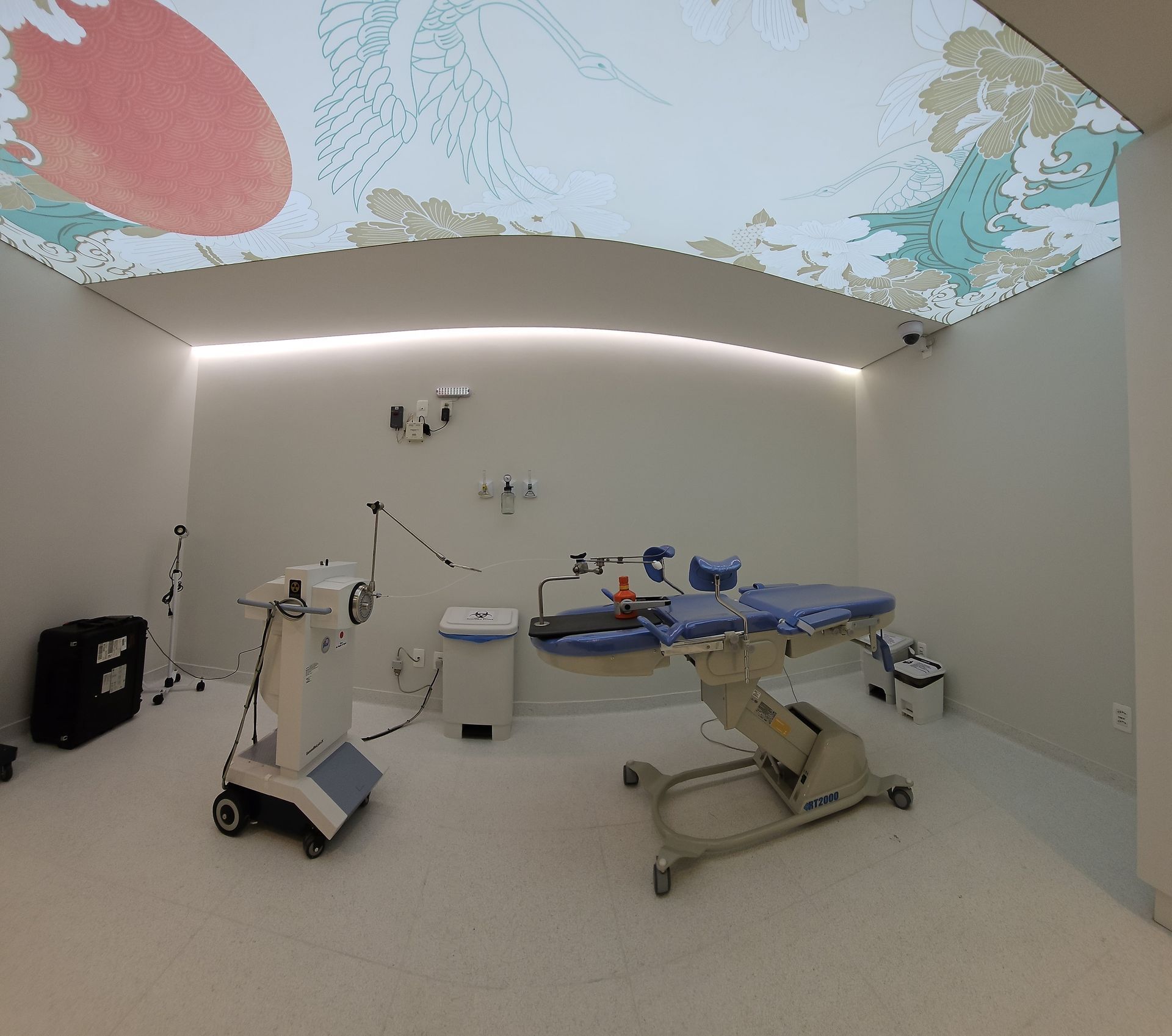 Um close de um microscópio em um laboratório.