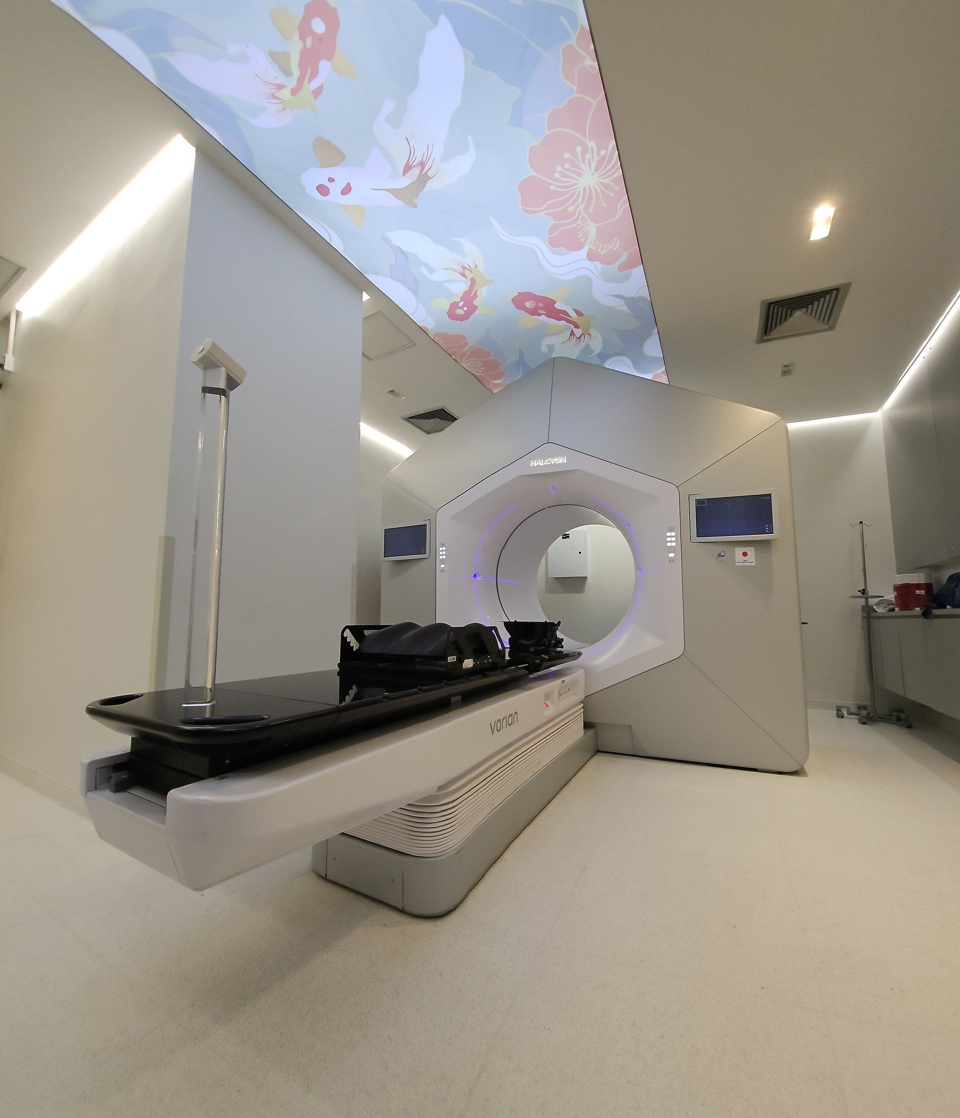 Uma grande máquina de raio-X está em um quarto de hospital.