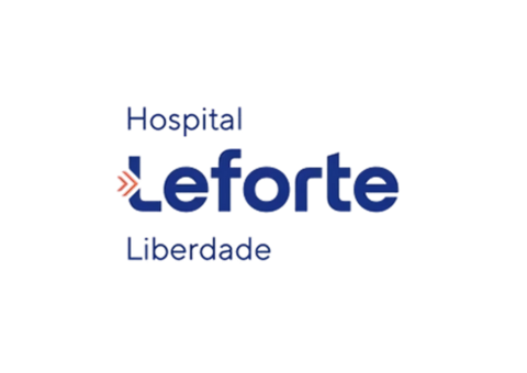 O logotipo do hospital leforte liberdade é azul e branco.