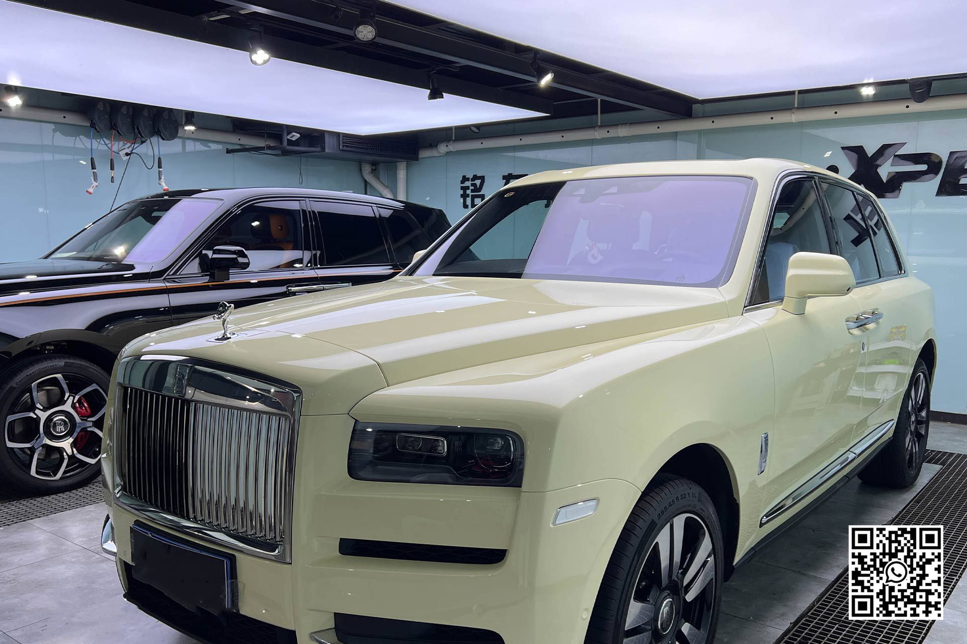due rolls royce cullinan sono parcheggiate in un garage .