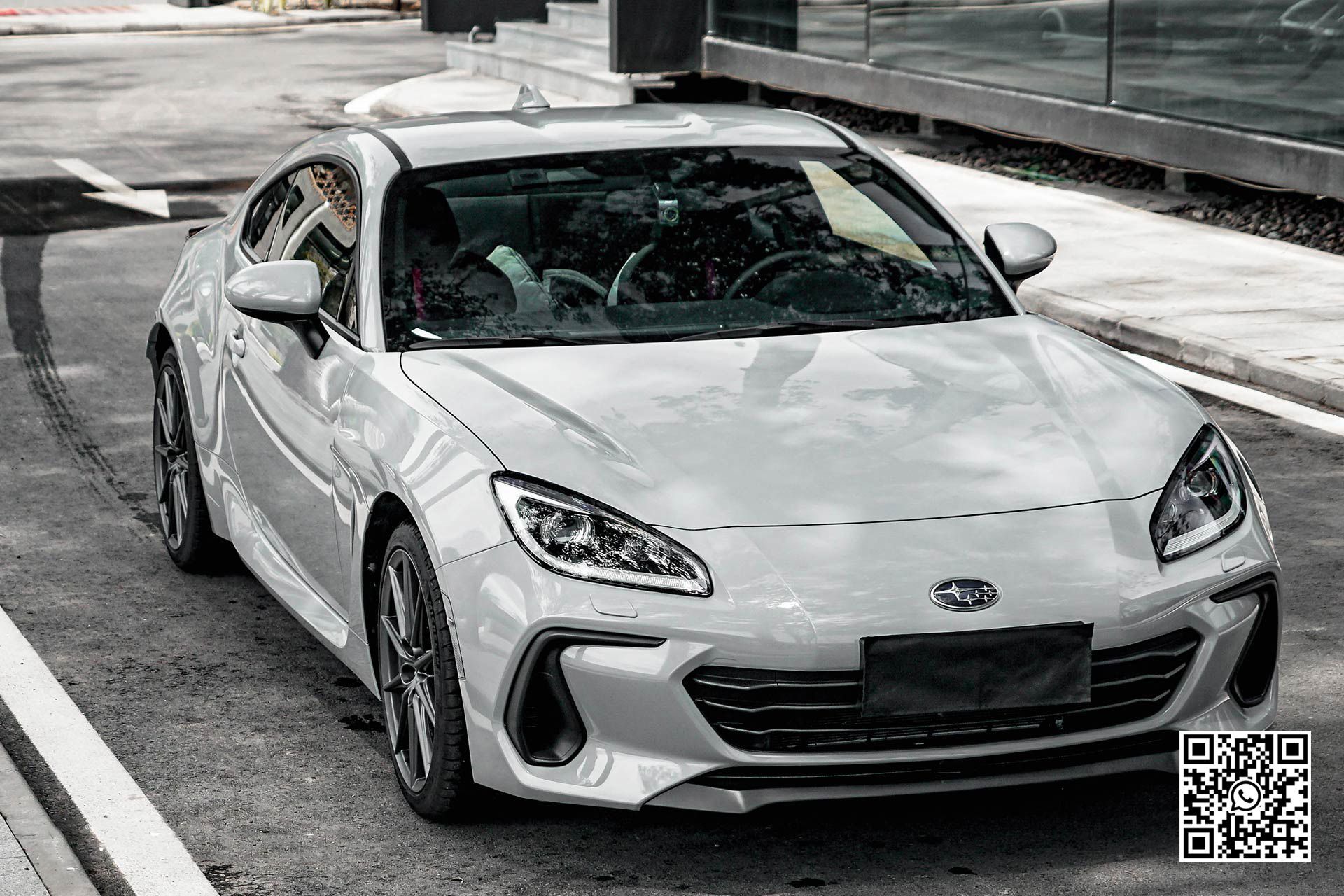 una macchina bianca è parcheggiata in un parcheggio .