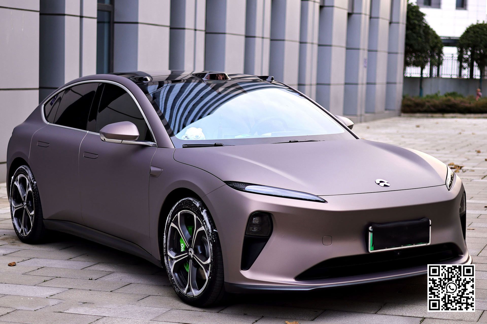 una macchina è parcheggiata davanti a un edificio .