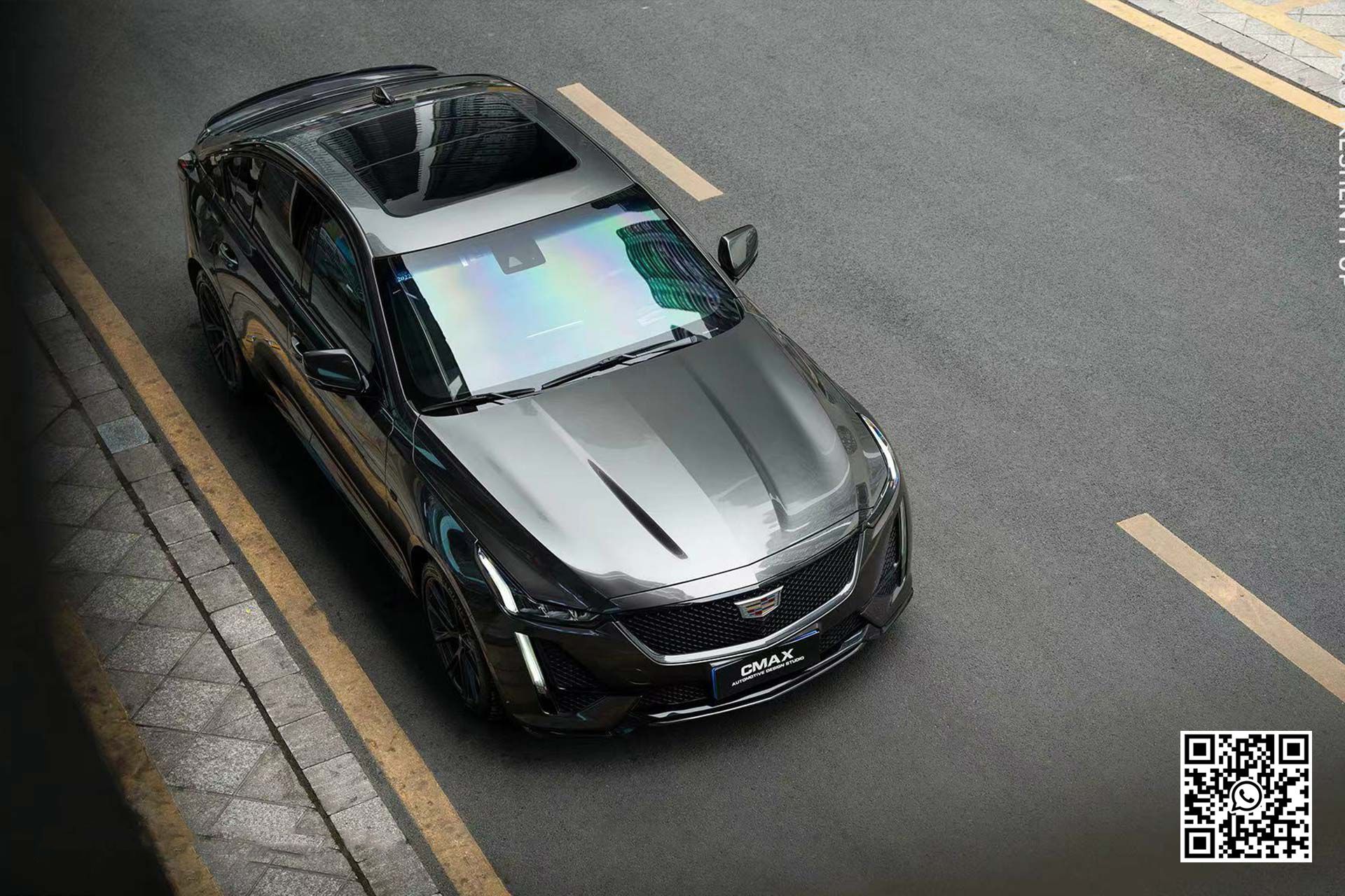 una vista aerea di una macchina che guida su una strada .